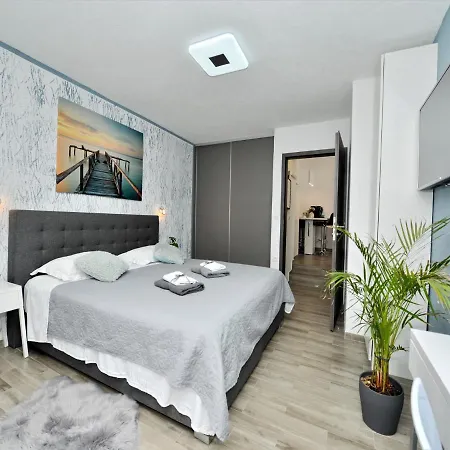 Holiday House Pop&rock With Pool Ζαντάρ