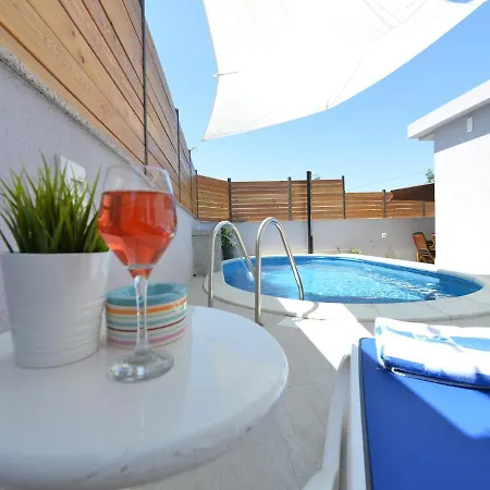 Holiday House Pop&rock With Pool Ζαντάρ